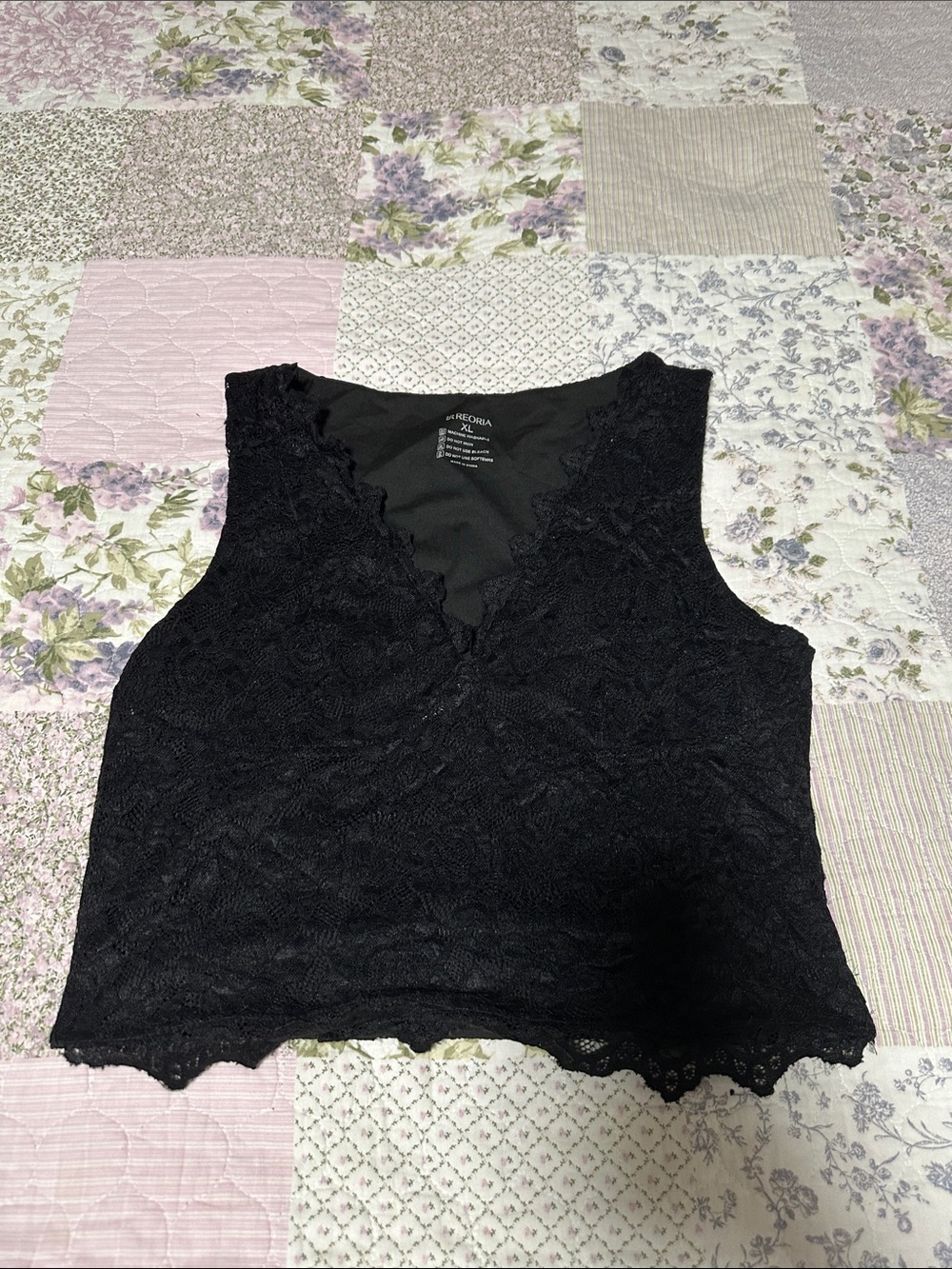 ReoRia Black Lace V-Neck Cropped Camisole